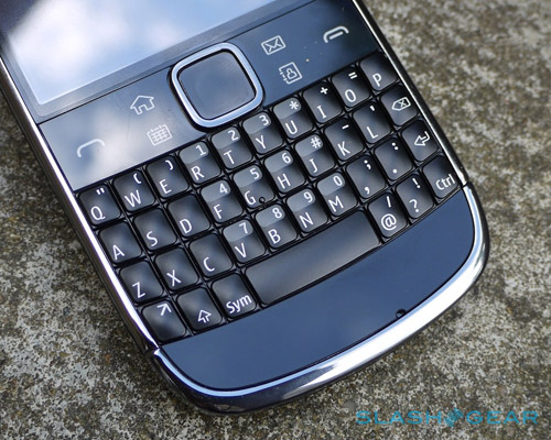 Bàn phím QWERTY với thiết kế truyền thống nhưng được Nokia cách điệu ở kiểu dáng của các phím để trông nó mượt mà, sang trọng hơn.